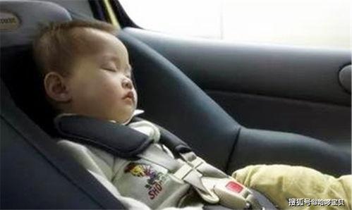 小孩在车里吃瓜,小宝贝边行车边吃瓜的欢乐时光