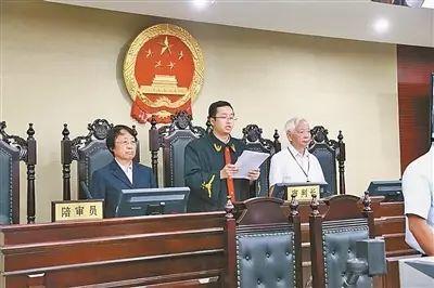 底线法官老婆吃瓜,揭秘背后惊人真相