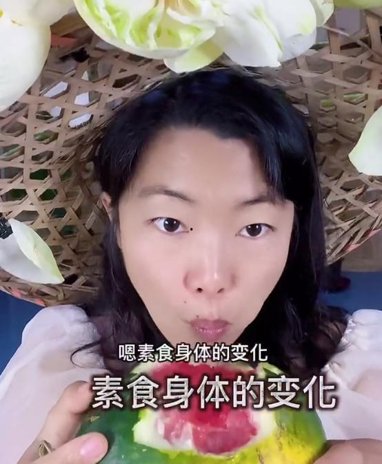 抱抱直播吃瓜图片,抱抱吃瓜瞬间，网友直呼“太真实”